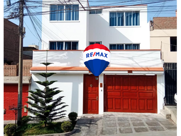 SE VENDE LINDA CASA CON PISCINA EN LA MOLINA