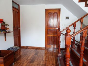 SE VENDE LINDA CASA CON PISCINA EN LA MOLINA