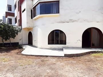 VENTA DE CASA DE 3 PISOS EN SAN BORJA