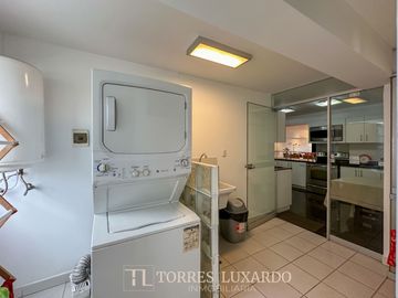 ALQUILER DE ELEGANTE Y MODERNO DEPARTAMENTO AMOBLADO DE 3 HABITACIONES Y 2 COCHERAS EN SAN ISIDRO