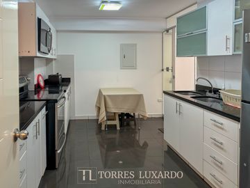 ALQUILER DE ELEGANTE Y MODERNO DEPARTAMENTO AMOBLADO DE 3 HABITACIONES Y 2 COCHERAS EN SAN ISIDRO