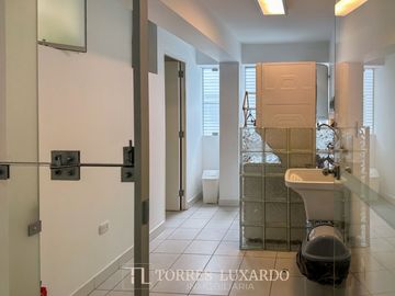 ALQUILER DE ELEGANTE Y MODERNO DEPARTAMENTO AMOBLADO DE 3 HABITACIONES Y 2 COCHERAS EN SAN ISIDRO