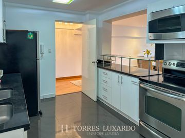 ALQUILER DE ELEGANTE Y MODERNO DEPARTAMENTO AMOBLADO DE 3 HABITACIONES Y 2 COCHERAS EN SAN ISIDRO