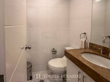 ALQUILER DE ELEGANTE Y MODERNO DEPARTAMENTO AMOBLADO DE 3 HABITACIONES Y 2 COCHERAS EN SAN ISIDRO