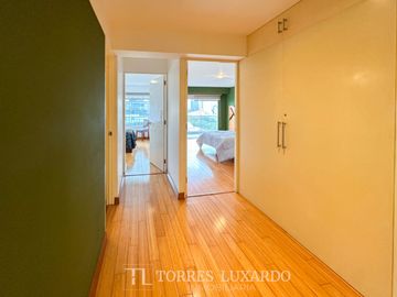 ALQUILER DE ELEGANTE Y MODERNO DEPARTAMENTO AMOBLADO DE 3 HABITACIONES Y 2 COCHERAS EN SAN ISIDRO