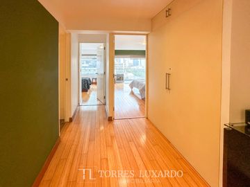 ALQUILER DE ELEGANTE Y MODERNO DEPARTAMENTO AMOBLADO DE 3 HABITACIONES Y 2 COCHERAS EN SAN ISIDRO