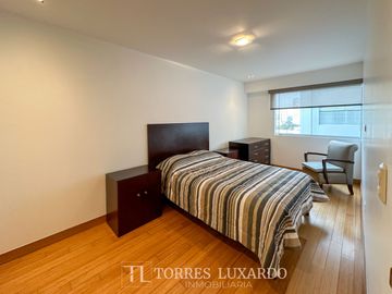 ALQUILER DE ELEGANTE Y MODERNO DEPARTAMENTO AMOBLADO DE 3 HABITACIONES Y 2 COCHERAS EN SAN ISIDRO