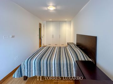 ALQUILER DE ELEGANTE Y MODERNO DEPARTAMENTO AMOBLADO DE 3 HABITACIONES Y 2 COCHERAS EN SAN ISIDRO