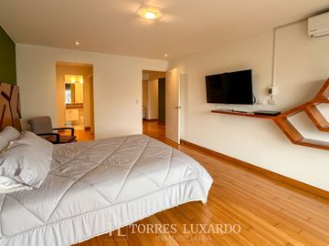 ALQUILER DE ELEGANTE Y MODERNO DEPARTAMENTO AMOBLADO DE 3 HABITACIONES Y 2 COCHERAS EN SAN ISIDRO