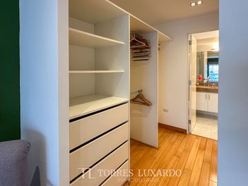 ALQUILER DE ELEGANTE Y MODERNO DEPARTAMENTO AMOBLADO DE 3 HABITACIONES Y 2 COCHERAS EN SAN ISIDRO