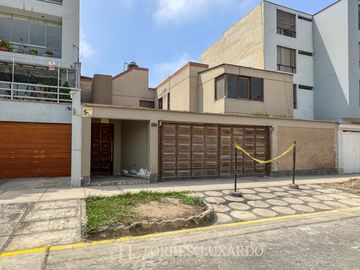 Se vende casa como terreno (con proyecto aprobado) para constructora en Surco