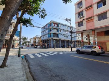 Venta de Departamento esquinero tercer piso alto, Avenida del Ejército y Colón, Centro de Guayaquil