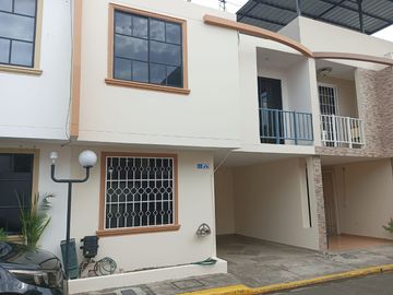 VENDO CASA DENTRO DE URBANIZACIÓN EN EL MEJOR SECTOR DE LA CIUDAD