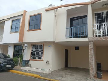 VENDO CASA DENTRO DE URBANIZACIÓN EN EL MEJOR SECTOR DE LA CIUDAD