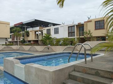 VENDO CASA DENTRO DE URBANIZACIÓN EN EL MEJOR SECTOR DE LA CIUDAD