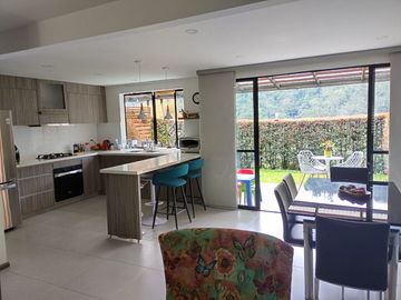 Vendo hermosa casa en conjunto cerrado en sector La Florida de 149m2.