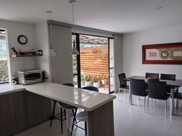 Vendo hermosa casa en conjunto cerrado en sector La Florida de 149m2.