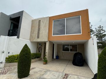 Preciosa casa en venta en Residencial Santa Lucía con espacios muy amplios