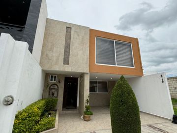 Preciosa casa en venta en Residencial Santa Lucía con espacios muy amplios