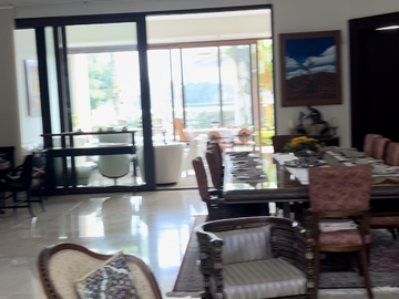 Casa en venta , sector Samborondón, al pie del río.