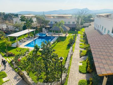 CASA EN VENTA AL SUR DE CUERNAVACACON SEGURIDAD Y ALBERCA