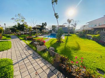 CASA EN VENTA AL SUR DE CUERNAVACACON SEGURIDAD Y ALBERCA
