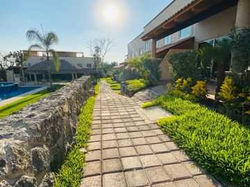 CASA EN VENTA AL SUR DE CUERNAVACA CON ROOF GARDEN Y ASADOR