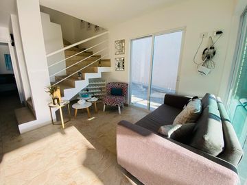 CASA EN VENTA AL SUR DE CUERNAVACA CON ALBERCA Y JARDIN