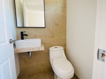 CASA EN VENTA AL SUR DE CUERNAVACA CON ALBERCA Y JARDIN