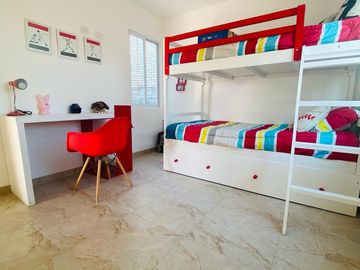CASA EN VENTA AL SUR DE CUERNAVACA CON ALBERCA Y JARDIN