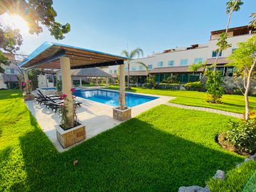 CASA EN VENTA AL SUR DE CUERNAVACA CON ALBERCA Y ROOF GARDEN