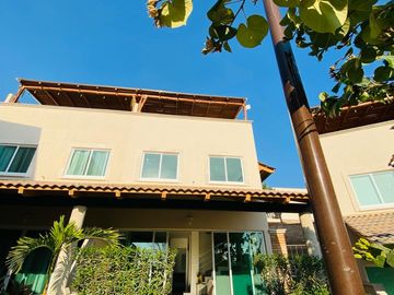 CASA EN VENTA AL SUR DE CUERNAVACA CON JARDIN Y ALBERCA