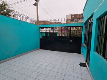 Se Vende Amplia Casa En San Felipe, At187M2 En Esquina