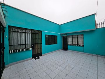 Se Vende Amplia Casa En San Felipe, At187M2 En Esquina