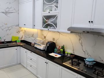 Hadap Selatan Rumah Premier Mansion Bandengan, 10x20m Full Furnish