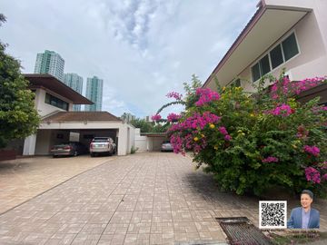 Land for Sale: 1 Rai with 2 Detached Houses in Narathiwas Soi 24, near Wat Phothi Man