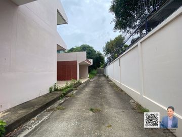 Land for Sale: 1 Rai with 2 Detached Houses in Narathiwas Soi 24, near Wat Phothi Man