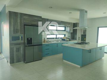 CASA MINIMALISTA EN VENTA AMUEBLADA