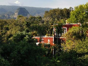 ¡Ubicada en una zona tranquila, cuenta con todos los servicios! ¡Ideal para invertir tal como está o hacerle cambios según tu proyecto!