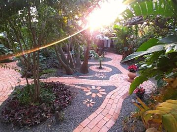 ¡Ubicada en una zona tranquila, cuenta con todos los servicios! ¡Ideal para invertir tal como está o hacerle cambios según tu proyecto!