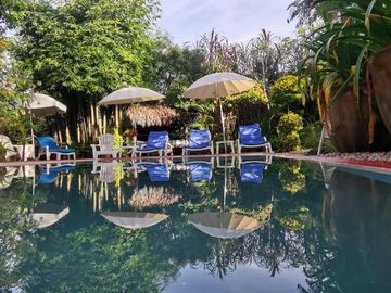 ¡Ubicada en una zona tranquila, cuenta con todos los servicios! ¡Ideal para invertir tal como está o hacerle cambios según tu proyecto!