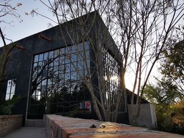 ¡Ubicada en una zona tranquila, cuenta con todos los servicios! ¡Ideal para invertir tal como está o hacerle cambios según tu proyecto!