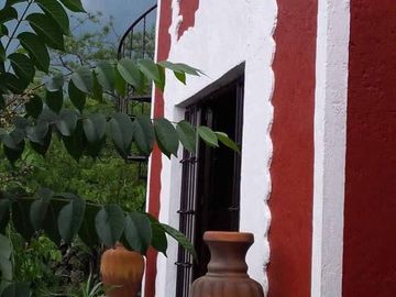 ¡Ubicada en una zona tranquila, cuenta con todos los servicios! ¡Ideal para invertir tal como está o hacerle cambios según tu proyecto!