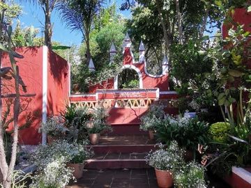 ¡Ubicada en una zona tranquila, cuenta con todos los servicios! ¡Ideal para invertir tal como está o hacerle cambios según tu proyecto!