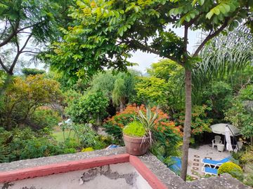 ¡Ubicada en una zona tranquila, cuenta con todos los servicios! ¡Ideal para invertir tal como está o hacerle cambios según tu proyecto!