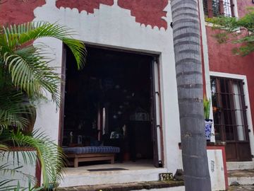 ¡Ubicada en una zona tranquila, cuenta con todos los servicios! ¡Ideal para invertir tal como está o hacerle cambios según tu proyecto!
