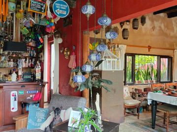 ¡Ubicada en una zona tranquila, cuenta con todos los servicios! ¡Ideal para invertir tal como está o hacerle cambios según tu proyecto!
