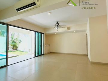 Casa Residencial con Alberca en VENTA en Palmas Green