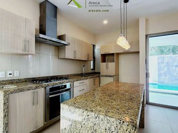 Casa Residencial con Alberca en VENTA en Palmas Green