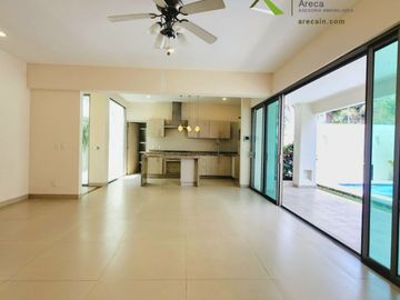 Casa Residencial con Alberca en VENTA en Palmas Green